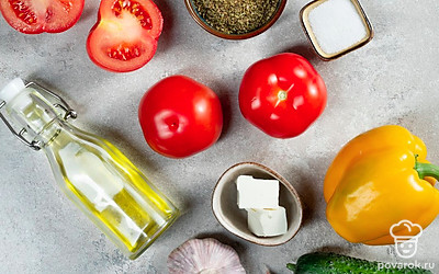 Помидоры помойте, удалите плодоножки, срежьте крышечки и аккуратно извлеките мякоть при помойщи ложки и ножа. Болгарский перец помойте, удалите плодоножку и семена. Огурец помойте. Чеснок почистите и пропустите через пресс. Маслины нарежьте колечками.