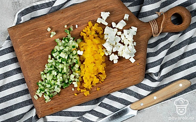 Приготовьте начинку. Огурец, болгарский перец и брынзу нарежьте маленьким кубиком, соедините и перемешайте.