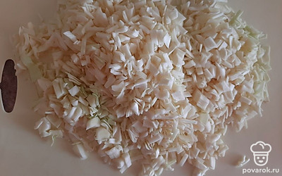 Мелко нарезаем капусту.