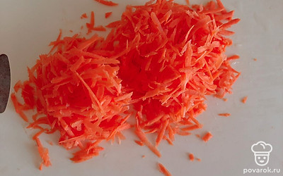 Натираем морковь на тёрке.