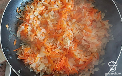 Тушим на сковороде 15 минут, с добавлением 1 чайной ложки соли. В это время отвариваем рис до полуготовности.