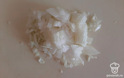 Нарезаем лук.