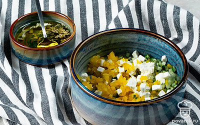 Приготовьте заправку. Смешайте растительное масло с чесноком, орегано и солью, добавьте к начинке и хорошо перемешайте. Разложите начинку по помидорам.