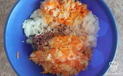 Соединяем фарш, лук, рис и капусту с морковью. Добавляем 1 чайную ложку соли и перец. 