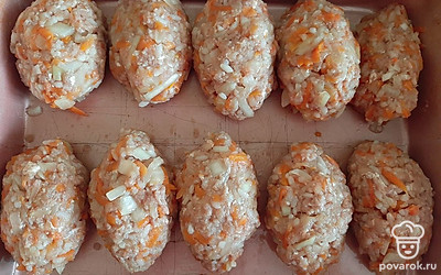 Формируем голубцы, кладём на смазанный маслом противень.