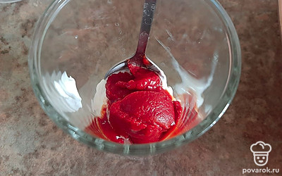 Делаем заливку: соединяем томатную пасту, сметану и кипяток. Хорошо перемешиваем. 