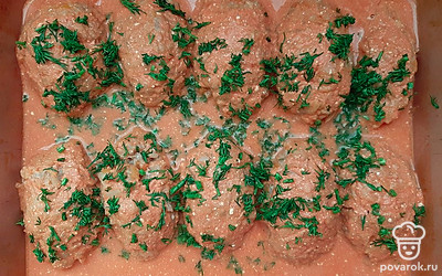 Заливаем голубцы. Сверху кладём зелень, у меня укроп.