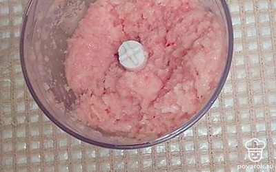 Грудку измельчаем в блендере.