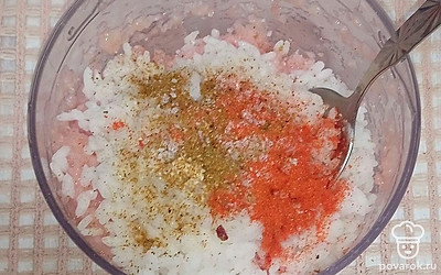 К фаршу добавляем отвареный рис, соль, специи и перемешиваем.