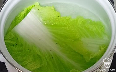 Кипятим воду, затем кладем в нее по несколько листов капусты, варим минут по 7 каждую партию и достаем шумовкой.