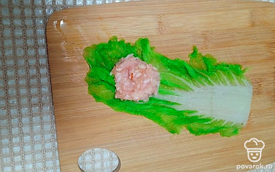 В каждый лист заворачиваем немного фарша.