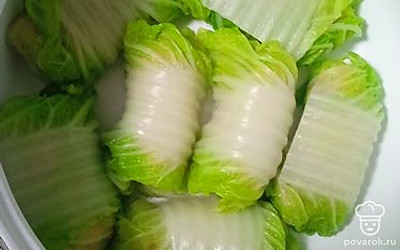 В кастрюлю складываем голубцы, солим, заливаем водой и варим примерно 20 минут до готовности.