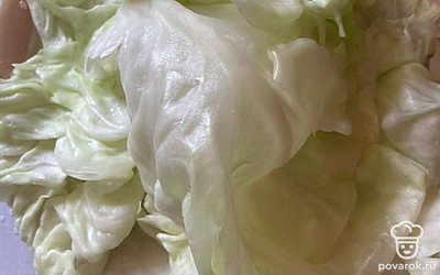 Отделяем капустные листья для голубцов. 