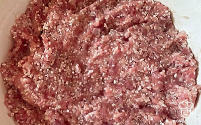 Смешиваем сырой рис, фарш, соль и перец.