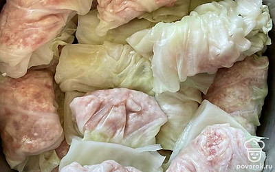 Голубцы кладем плотно друг к другу в кастрюлю.