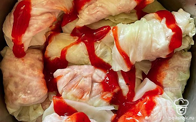 Сверху добавляем кетчуп.