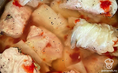 Заливаем водой, добавляем соль и базилик. Тушим полтора часа, до готовности.