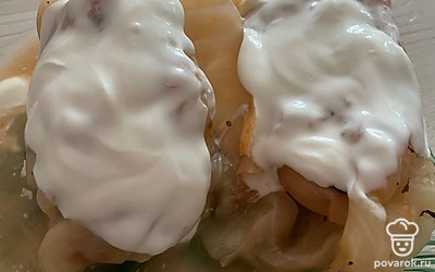 Подаем со сметаной.