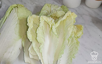 Вилок пекинской капусты разберите на листья.