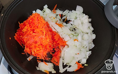 Лук нарежьте мелким кубиком. Морковь натрите на крупной терке и обжарьте на растительном масле до золотистого цвета. Посолите. 