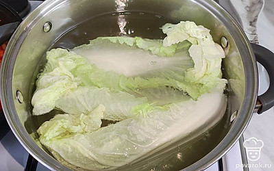 Листья пекинской капусты отварите в подсоленной воде не более 1-2 минут.