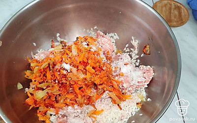 Половину зажарки добавьте к фаршу с рисом, перемешайте.