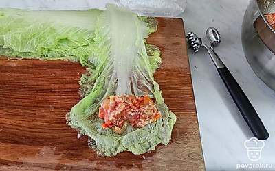 В листья пекинской капусты выложите мясной фарш с рисом. Заверните в аккуратный конвертик. И так каждый лист, пока не закончиться фарш.