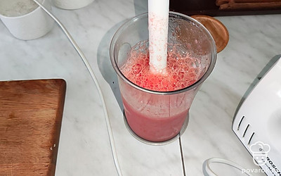 Свежие помидоры измельчите в однородную массу при помощи блендера. Посолите и залейте голубцы томатной смесью.