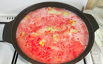 Тушите блюдо на слабом огне под закрытой крышкой 50-60 минут, до готовности риса.