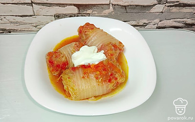 Подавайте голубцы горячими, со сметаной.