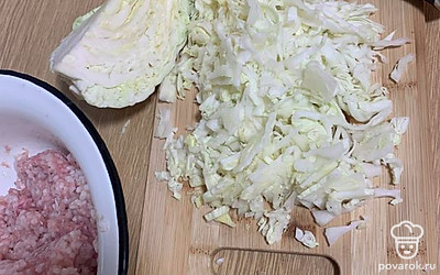 Овощи чистим, режем. Мясо моем, нарезаем и прокручиваем через мясорубку.