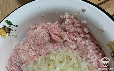 Рис промываем, отжимаем и добавляем к фаршу. Лук обжариваем на сковородке и тоже выкладываем в фарш. Солим, перчим и перемешиваем.