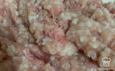 К этой массе отправляем капусту, все перемешиваем. Выкладываем на сковородку с маслом, накрываем крышкой и тушим на медленном огне до готовности.