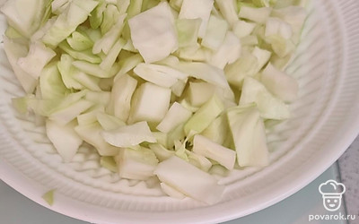 Не очень мелко шинкуем капусту.
