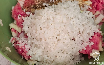 Всыпаем рис, специи и соль по вкусу. Перемешиваем.