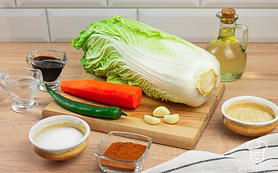 Помойте овощи. Очистите морковь и чеснок.