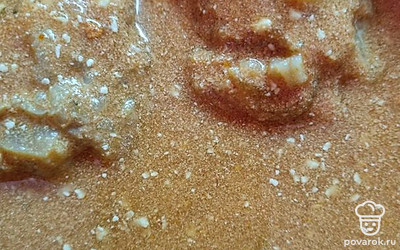 Опускаем сформированные в шарики голубцы в кипящую воду. Добавляем сметану и томатную пасту. Томим до гостовности.