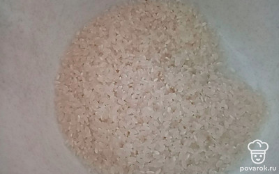 Рис промыть. Поставить вариться. 