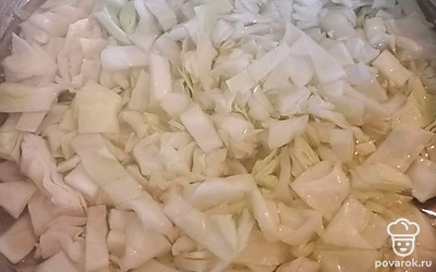 Капусту залить кипятком. Дать настояться, чтобы стала мягкой. 