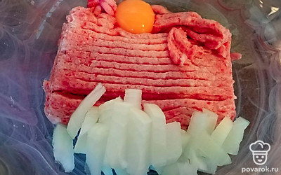 В фарш добавить яйцо и лук, мелко нарезанный. 