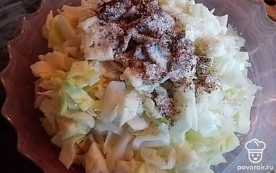 Затем выложить мягкую капусту. Посолить, поперчить. 