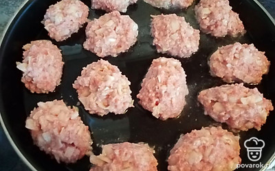 В форму налить немного воды. Сформировать котлетки. Готовить в духовке 40-50 минут при температуре 180 градусов. 