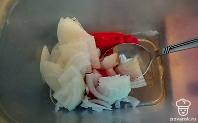 К томатной пасте добавить нарезанный лук. 