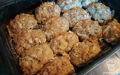 Переложить в форму, чтобы котлетки плотно лежали и равномерно пропитались соусом. 