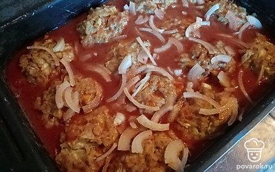 Залить соуомс. Тушить 30 минут в духовке при той же температуре. 