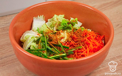 Нарежьте пекинскую капусту на кусочки размером 3-5 см.