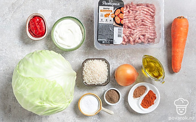 У капусты снимите верхние листья. Фарш при необходимости разморозьте и дайте подышать. Рис промойте несколько раз до прозрачности воды. Морковь и лук помойте и почистите. Разогрейте духовку до 180 градусов.