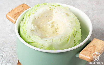 У капусты вырежьте кочерыжку. Вскипятите большую кастрюлю с водой. Поместите в нее кочан целиком и варите 10 минут. После чего достаньте и остудите. Когда капуста остынет, аккуратно отделите листья.