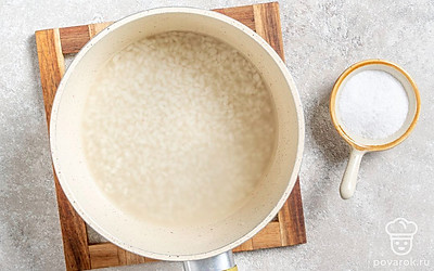 Рис залейте стаканом воды, немного посолите и варите на среднем огне в течение 10 минут.