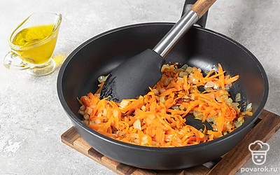 Покрошите лук, морковь натрите на терке. Разогрейте на сковороде растительное масло. Пассеруйте овощи в течение 10 минут на среднем огне.